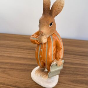 Coelho pijama com livro de resina 16cm