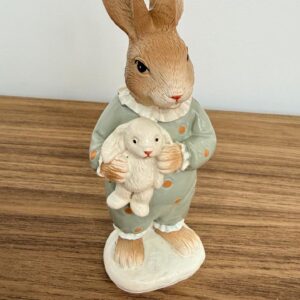 Coelho pijama com coelhinho de resina16cm