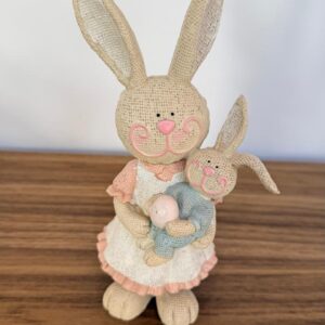 Mamãe Coelha com filhote de resina 21cm