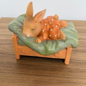 Coelhinho pijama na cama de resina 15cm