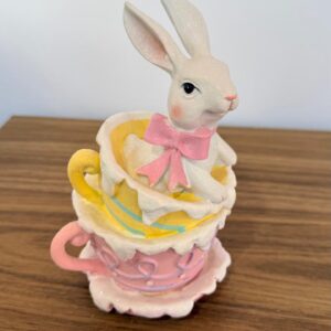 Coelho nas xícaras de resina 16cm