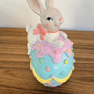 Coelho no ovo azul de resina 16cm