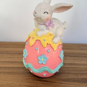 Coelho no ovo rosa de resina 16cm