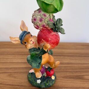 Coelho com verduras de resina 22cm