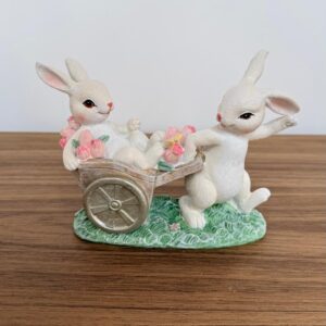 Casal coelhos na carriola de resina 17cm