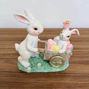 Casal coelhos na carriola de resina 12cm