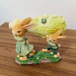 Coelhos carregando acelga de resina 12cm