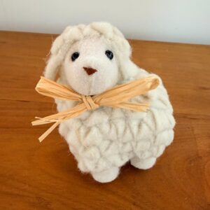 Ovelha em camadas de feltro 10cm