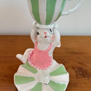 Coelha decorativo com xícara e pires 24cm