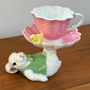 Coelho de resina com xícara rosa 16cm