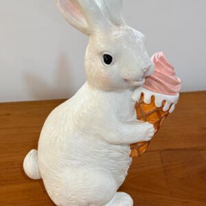 Coelho com sorvete de resina 25cm