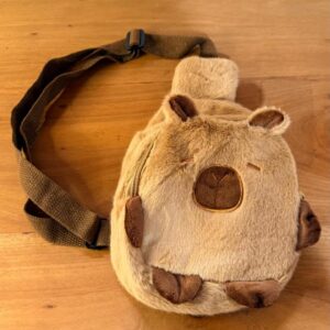 Mini mochila capivara marrom 25x15x8cm