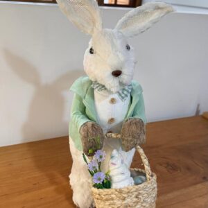 Coelho palha em pé cesta doces 50cm