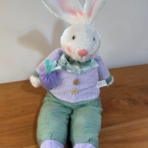 Coelho sentado lilás verde 65cm