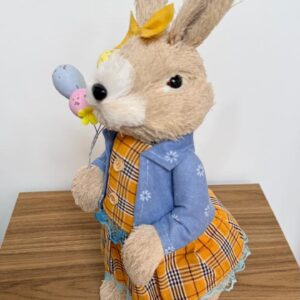 Coelha roupa xadrez e laço amarelo 42cm