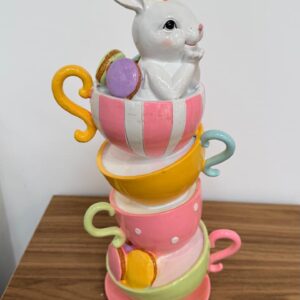 Coelho nas xícaras de resina 16,5x11,5x35cm