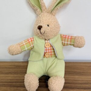 Coelho sentado roupa verde e xadrez 23x15x11cm