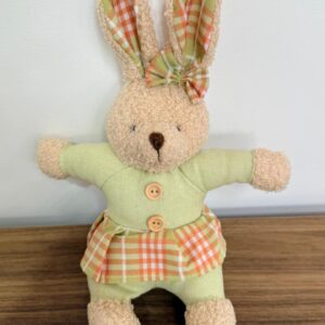 Coelha sentada roupa verde e xadrez 23x15x11cm