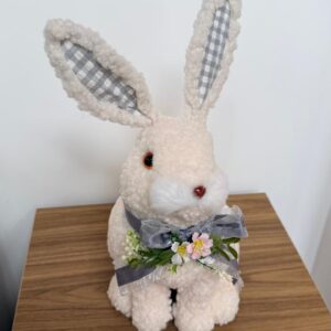 Coelho com laço cinza e orelha xadrez 36cm