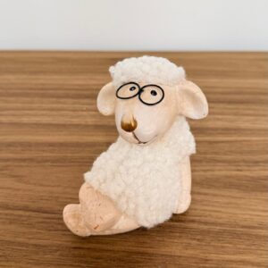 Ovelha sentada pernas cruzadas e óculos 9,5cm