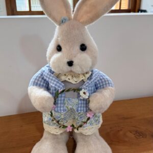 Coelha vestido xadrez branco azul 51cm