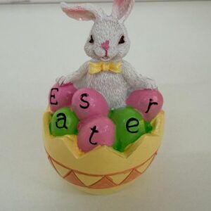 Coelho no ovo amarelo de resina 10cm