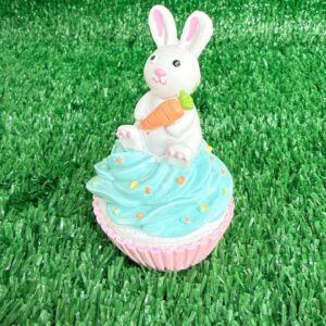 Coelho no cup cake rosa de resina 11cm