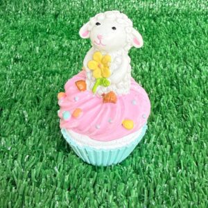 Ovelha no cup cake rosa de resina 11cm