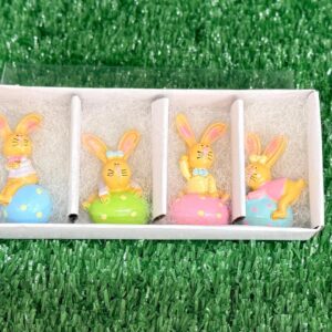 Kit 4 mini coelhos sentados no ovo de resina