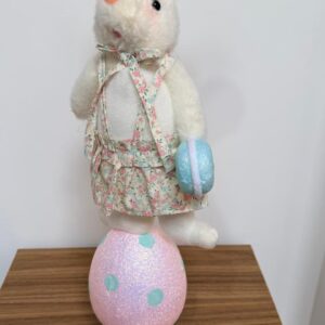 Coelha roupa florida em cima do ovo 48x18x12cm