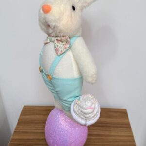Coelho macacão azul em cima do ovo 51x13x20cm