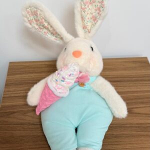 Coelho deitado roupa verde com sorvete 29x21x16cm