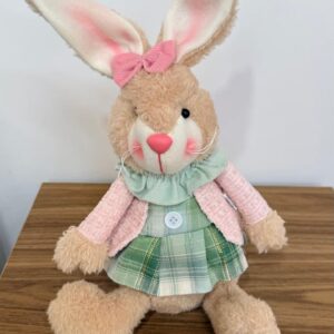 Coelha sentada roupa verde e rosa 33x13x20cm