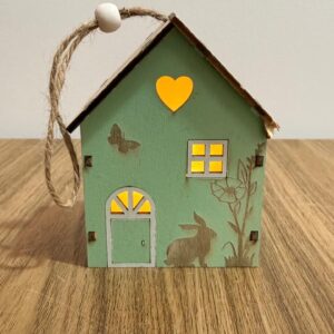 Casinha de madeira verde com led 10x7.5x5cm