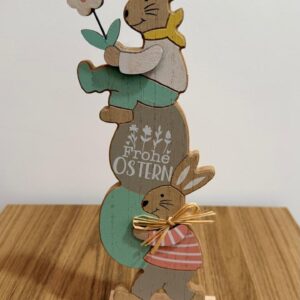 Coelhos com pilha de ovos madeira 30cm