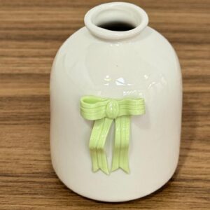 Mini vaso branco louça com laço verde 9,5x7x7cm