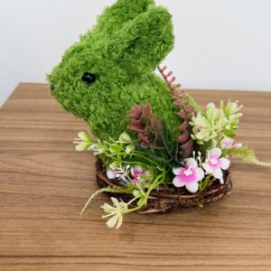 Coelho decorativo verde no ninho 16x16x13cm