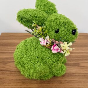 Coelho verde decorativo colar flores 18x14x12cm