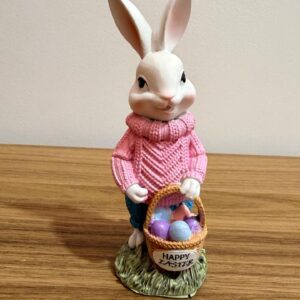 Coelha com blusa tricô de resina 15.5x5cm