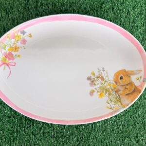 Travessa vidro opalino branco com rosa com flores e coelho 24x33cm