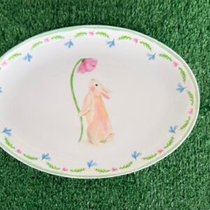 Travessa vidro opalino branco com flores e coelho 24x33cm