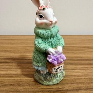 Coelha com casaco tricô de resina 15.5x5cm