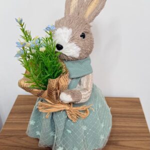 Coelha roupa verde com flores no jornal 40cm