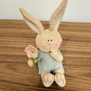 Coelho sentado roupa verde e flor de resina 13cm