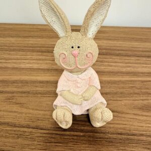 Coelho sentado roupa rosa resina 13cm