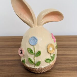 Ovo com orelhas e flores de resina 17cm
