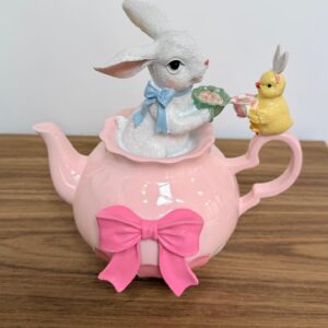 Coelho no bule rosa de resina 20x25cm