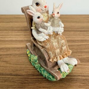 Coelha com filhotes na cadeira de balanço de resina 13cm