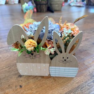 Arranjo de mesa cestinha coelhos com flores 20x15x20cm