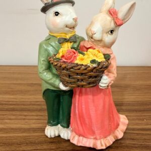 Casal coelhos com cesta flores resina 16cm